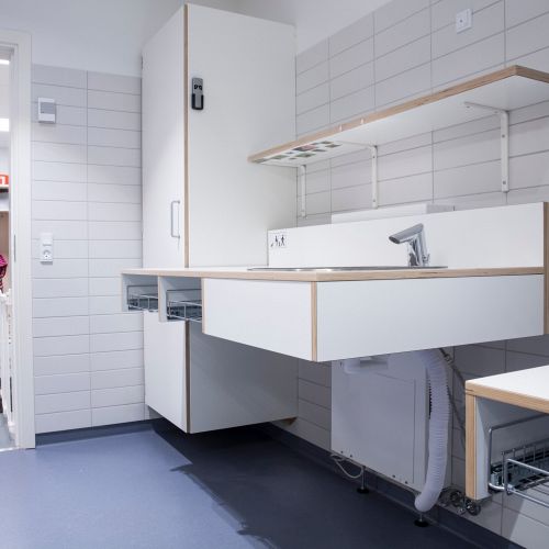 ST puslebord, 140x90 cm med ilagt vask (40x34 cm), venstre,