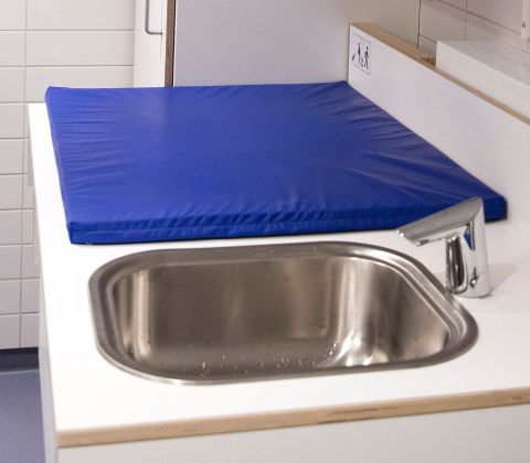 ST puslebord, 140x90 cm med ilagt vask (40x34 cm), venstre,