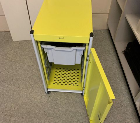 Gratnell vogn til opladning af tablets