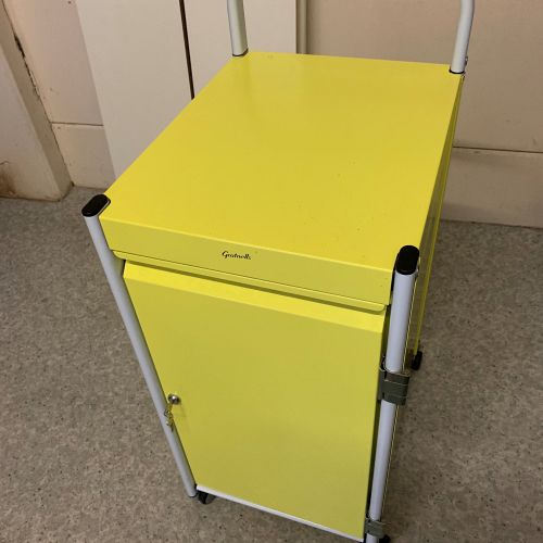 Gratnell vogn til opladning af tablets