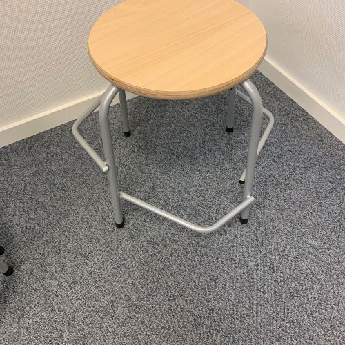 Trintaburet med fodstøtte