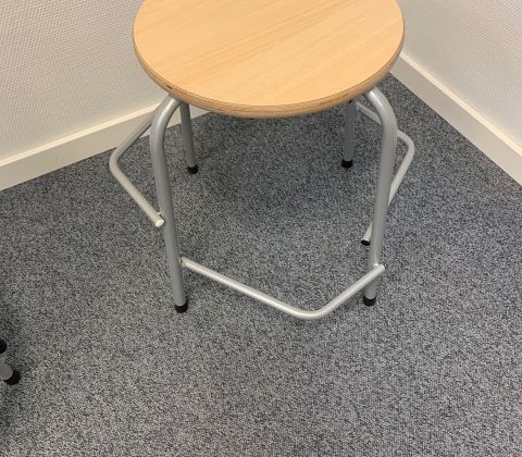 Trintaburet med fodstøtte