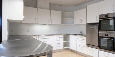 Stenslundcentret-communal-kitchen-with-stainless-stell-table-tops