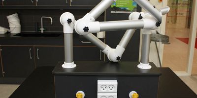 Sydmors-school-and-childrens-house-science-class